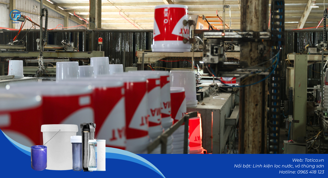 Xưởng in với c&aacute;c robot đang thực hiện c&ocirc;ng việc in lưới tự động tr&ecirc;n th&acirc;n vỏ th&ugrave;ng sơn nhựa